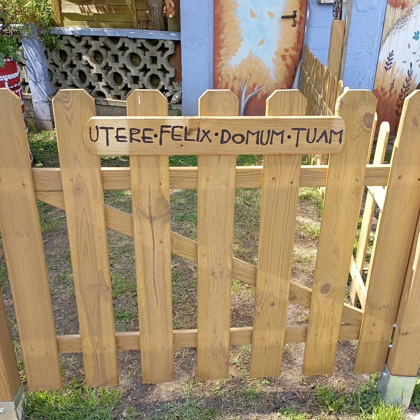 UTERE FELIX DOMUM TUAM